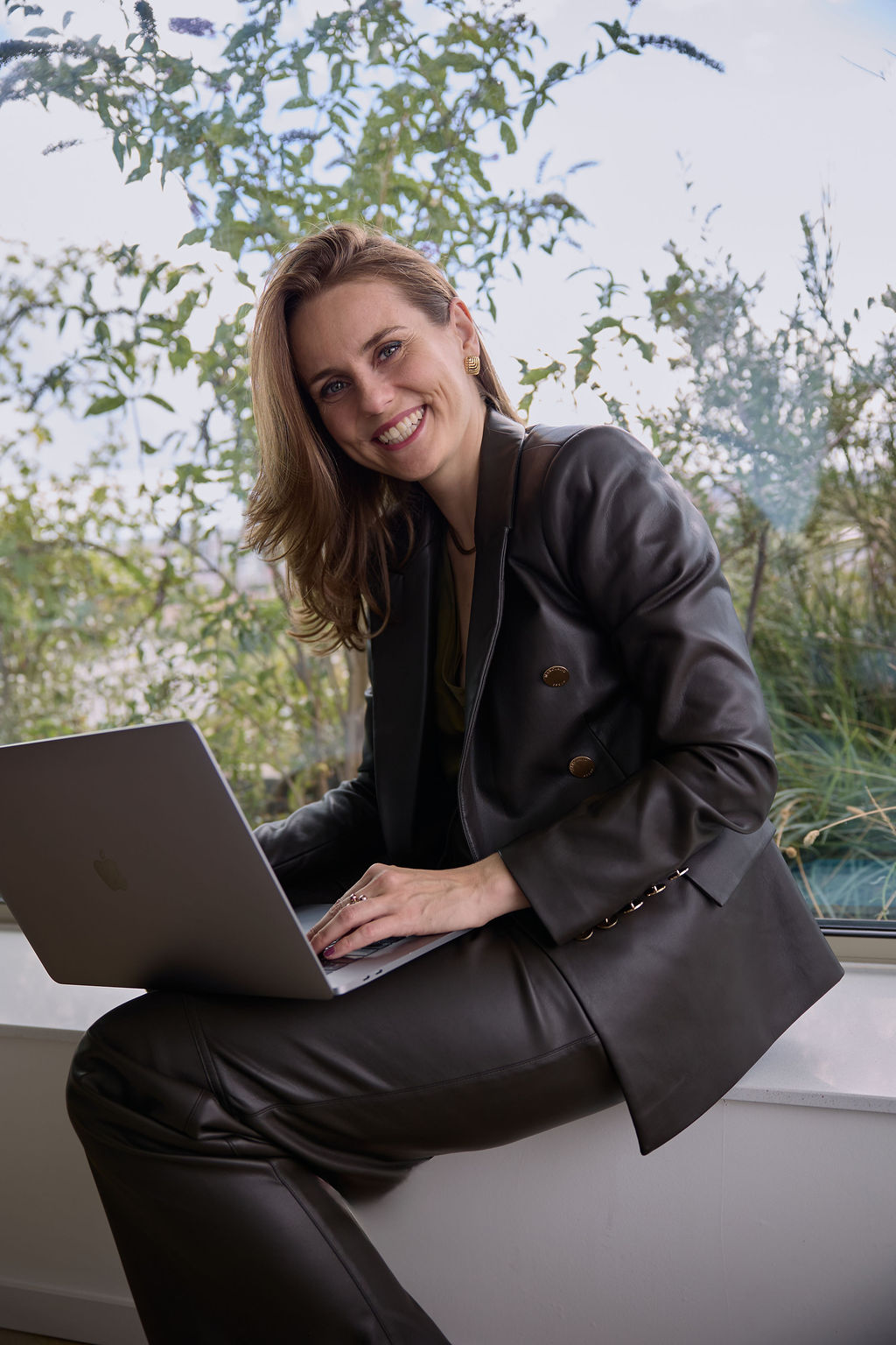 LaMatu-Monika-Matuszewska-Coach-Laptop-Sitting